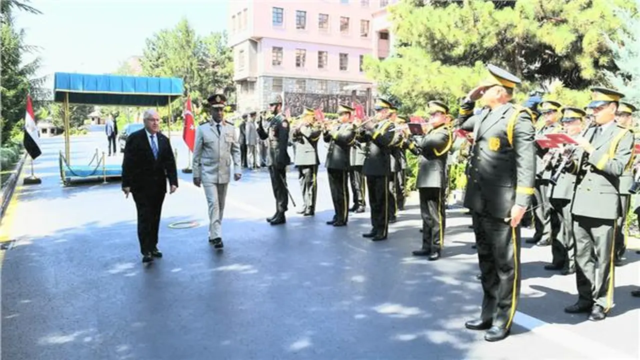 وزير الدفاع يعود إلى مصر بعد زيارة رسمية لتركيا